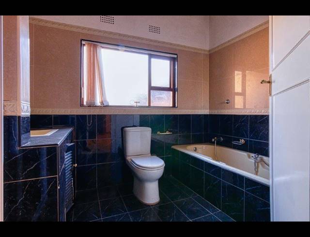 7 BEDROOM FREEHOLD TO LET IN BRYANSTON